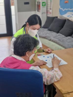 AXA손해보험, 치매 예방을 위한 인지 프로그램 봉사활동 진행 (자료제공 : 악사손보) 2