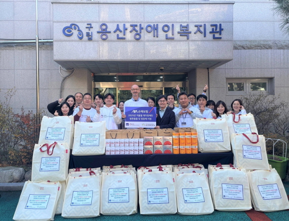 [이미지 1] 한스 브랑켄 악사손해보험 대표이사(좌)와 권기용 구립용산장애인복지관 관장(우) 및 양사 임직원들이 재가장애인 가구를 위한 &lsquo;겨울철 방한용품 및 영양제 패키지&rsquo; 전달식 행사를 진행했다.