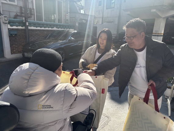 [이미지 2] 악사손해보험 임직원들이 &lsquo;겨울철 방한용품 및 영양제 패키지&rsquo; 배달 봉사를 진행하고 있다.