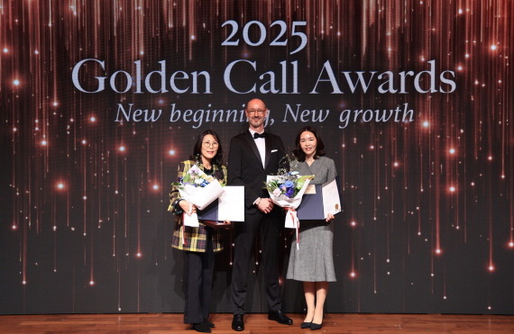 [사진자료2] '2025 골든콜 시상식' 그랑프리 수상자 ((왼쪽부터) 김순일 상담원, 한스 브랑켄 대표이사, 김은주 상담원)