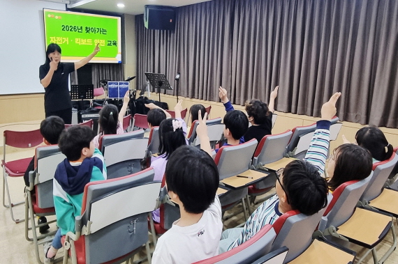 [사진자료] AXA손해보험, 어린이 교통안전 캠페인 &lsquo;찾아가는 자전거 및 킥보드 안전교육&rsquo; 실시