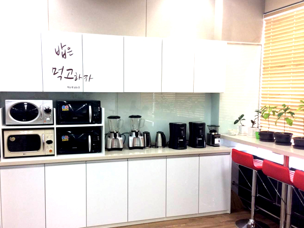 냉장고, 전자레인지가 구비된 상담원 휴게실